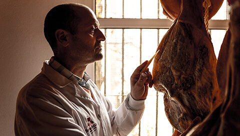 Traditionele Experts aan het werk bij Nevadensis Serrano Ham in Trevélez, Spanje